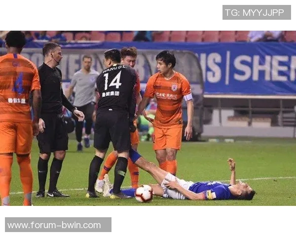 足球比赛意外事故头部被足球击中造成的伤害与应急处理措施探讨